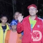 Polisi bersama Wisatawan asal Sidoarjo