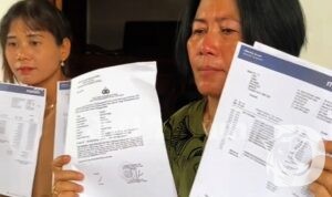 Yunanik, warga Tuban, korban penipuan menunjukkan bukti