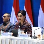 Plt Ketua Dewan Komisioner OJK, Friderica Widyasari Dewi, dan tim
