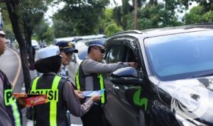 Satlantas Polres Gresik di operasi keselamatan Semeru berikan Cokelat