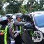 Satlantas Polres Gresik Sosialisasi ke Pengguna Jalan dan Berikan Cokelat