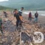 Polres Jember Peduli Lingkungan dengan Bersih-bersih Pantai Puger