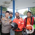 Kapolres Situbondo AKBP Bayu Anuwar Sidiqie bersama para Ojol