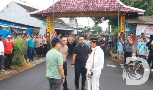 Kapolres Nganjuk AKBP Suria Miftah Irawan bersama warga Kedung Pedet