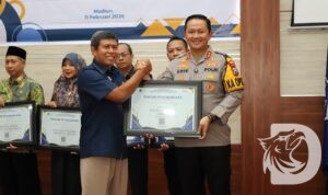 Kapolres Magetan AKBP Raden Erik Bangun Prakasa terima penghargaan
