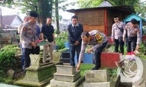 Kapolresta Malang Kota Kombespol Putu Kholis Aryana ziarah makam korban Kanjuruhan