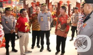 Kapolresta Malang Kota Kombespol Putu Kholis Aryana tinjau keamanan Klenteng