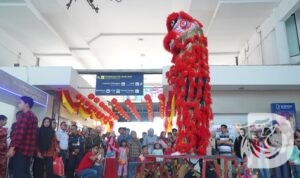 KAI Daop 8 Surabaya rayakan Imlek Happy Bawa Hoki