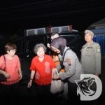 Polwan Polres Bondowoso bantu jemaat lansia di Vihara Ariya Maitera