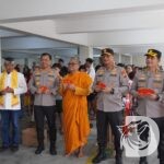 Kapolda Jatim Irjen Pol Drs. Nanang Avianto didampingi Kapolrestabes Surabaya Kombespol Luthfie Sulistiawan tinjau Vihara Buddayana Surabaya