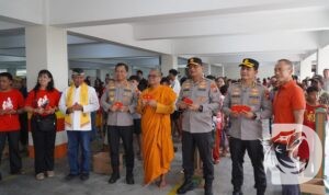 Kapolda Jatim Irjen Pol Drs. Nanang Avianto didampingi Kapolrestabes Surabaya Kombespol Luthfie Sulistiawan tinjau Vihara Buddayana Surabaya