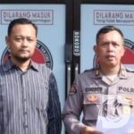 Kasi Humas Polres Pelabuhan Tanjung Perak Surabaya Iptu Suroto tunjukkan barang bukti