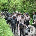 Polres Magetan bersih-bersih di jalur pendakian Gunung Lawu