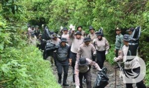 Polres Magetan bersih-bersih di jalur pendakian Gunung Lawu