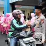 Kapolres Tulungagung AKBP Ihram Kustarto saat bagi takjil