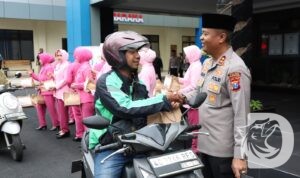 Kapolres Tulungagung AKBP Ihram Kustarto saat bagi takjil