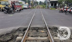 KAI Daop 8 Surabaya perbaiki jalan perlintasan