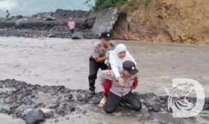 Anggota Polsek Candipuro bantu siswa SD seberangi sungai