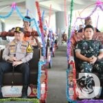 Kapolres Gresik AKBP Ramadhan Nasution naik becak listrik