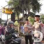 Polres Purworejo membagikan ratusan takjil kepada pengguna jalan di bulan Ramadan