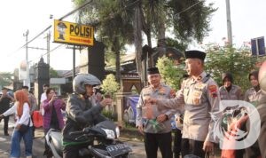 Polres Purworejo membagikan ratusan takjil kepada pengguna jalan di bulan Ramadan