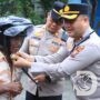 Polres Gresik Tekan Kecelakaan, Kapolres Bagi Helm ke Pengemudi Becak Listrik