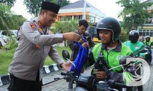 Kapolres Gresik AKBP Ramadhan Nasution serahkan takjil ke pengguna jalan