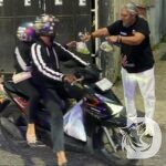 Ketua MAKI Jatim, Heru Satriyo, membagikan takjil kepada pengendara