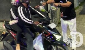 Ketua MAKI Jatim, Heru Satriyo, membagikan takjil kepada pengendara