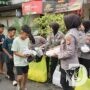 Polwan Polres Bondowoso Berbagi Takjil ke Pengguna Jalan di Pasar Induk