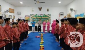 Polsek Asemrowo bagi takjil dan santuni anak yatim
