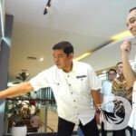 Direktur Utama PT Terminal Teluk Lamong menunjukkan lokasi infrastruktur, kepada Walikota Surabaya