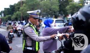 Kanit Kamsel Satlantas Polres Gresik Ipda Andreas Dwi Anggoro saat bagi takjil