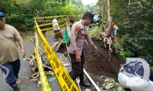 Polres Lumajang pasang peringatan kendaraan berat dilarang melintas