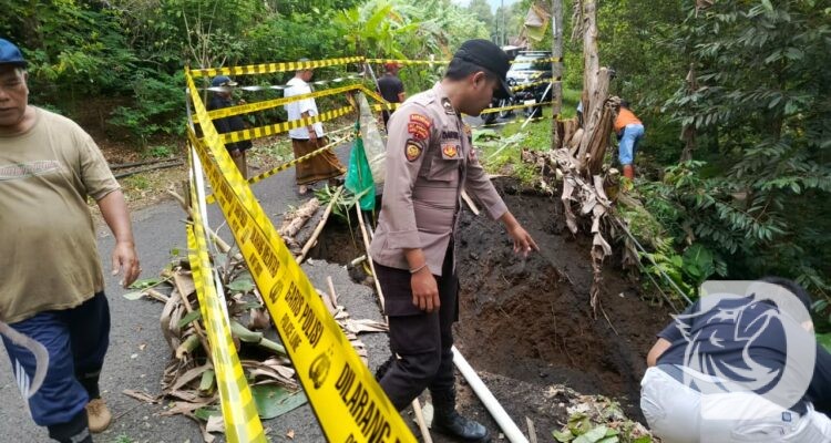 Polres Lumajang pasang peringatan kendaraan berat dilarang melintas