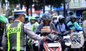 Satlantas Polres Gresik bagi takjil