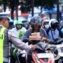 Satlantas Polres Gresik Bagi Takjil ke Pengguna Jalan lewat Polantas Menyapa