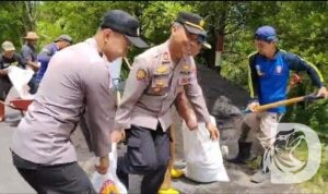 Polres Lumajang bersama warga pasang bronjong