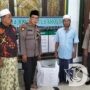 Jelang Berbuka, Polsek Semampir Bagi Takjil di Masjid Raudhatul Sholihin