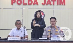 Kabid Humas Polda Jatim, Kombes Pol Jules Abraham Abast, didampingi Dirreskrimum Polda Jatim, Kombes Pol Widi Atmoko