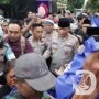 Kapolda Jatim Bagi Takjil ke Pengguna Jalan dan Buka Puasa bersama Elemen Masyarakat