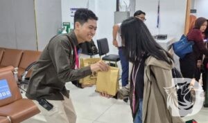 KAI Daop 8 Surabaya bagi 4000 takjil untuk penumpang