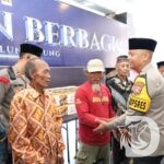 Kapolres Tulungagung AKBP Ihram Kustarto bagi parcel lebaran