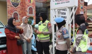Polwan Polres Magetan patroli wisata telaga sarangan
