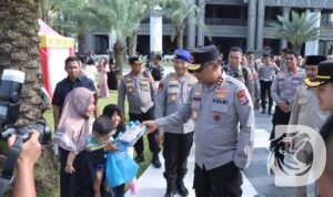 Kapolda Jatim Irjen Pol Drs Nanang Avianto saat tinjau penyeberangan