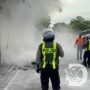 Satlantas Polres Gresik Bantu Padamkan Kebakaran Motor Depan Terminal Bunder