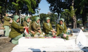 Ketua Persit KCK Koorcab Rem 084/BJ Ny. Nining Danny Alkadrie ziarah bersama pengurus ke TMP