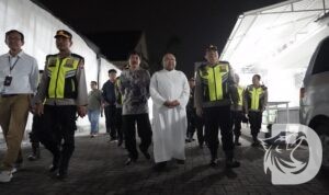 Kapolres Mojokerto Kota AKBP Herdiawan Arifianto saat patroli pengamanan gereja