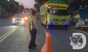 Satlantas Polresta Banyuwangi saat atur kepadatan antrian penyeberangan kapal