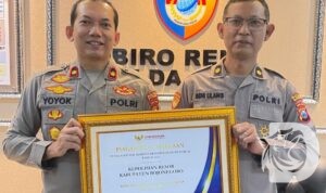Wakapolres Bojonegoro Kompol Yoyok Dwi Purnomo terima penghargaan dari Ombudsman RI